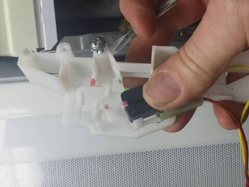 Why Microwave Light and Fan Stay On? &#8211; Troubleshooting Guide