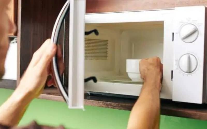 Why Microwave Light and Fan Stay On? &#8211; Troubleshooting Guide