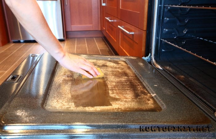 How to Clean a Self-Cleaning Oven Without Using The Self-Cleaning Feature
