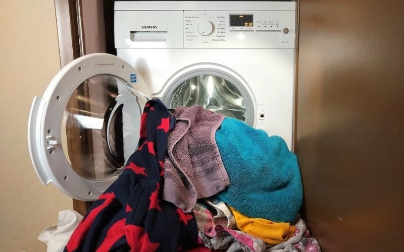 Why Washing Machine Leaves Lint On Clothes?