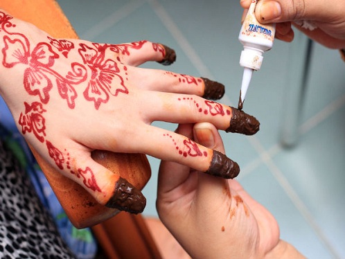 How to Apply Henna on Your Nails: A Beginner&#039;s Guide